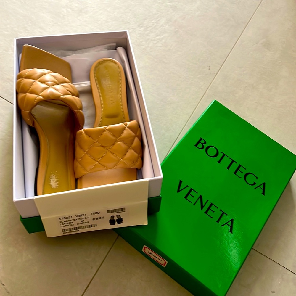 Tan leather quilted slides us 9 eu40